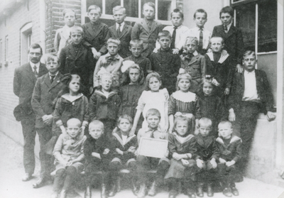 SP_SCHOLEN_OLS_004 De Openbare Lagere School langs de Vredehofstraat. Klassenfoto met hoofdonderwijs C.W. Lijnsen; 1925