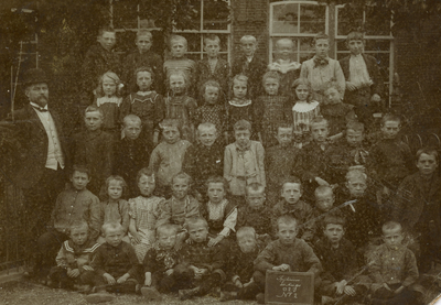 SP_SCHOLEN_OLS_005 De Openbare Lagere School langs de Vredehofstraat. Klassenfoto van Klas 2 van leerjaar 1911. ...