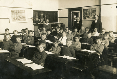 SP_SCHOLEN_OLS_006 De Openbare Lagere School langs de Vredehofstraat. Klassenfoto van Klas 2 van leerjaar 1933. Eerste ...
