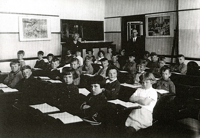 SP_SCHOLEN_OLS_009 De Openbare Lagere School langs de Vredehofstraat. Klassenfoto van leerjaar 1933. Met ...