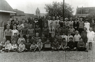 SP_SCHOLEN_OLS_010 De Openbare Lagere School langs de Vredehofstraat. Klassenfoto IV van leerjaar 1935. Eerste rij ...