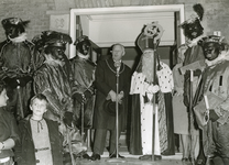 SP_SINTERKLAAS_001 burgemeester P.J. Bliek begroet Sinterklaas en de zwarte pieten bij het gemeentehuis; 1964