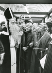 SP_SINTERKLAAS_002 Burgemeester C. de Groen begroet Sinterklaas en de zwarte pieten bij het gemeentehuis; 1985