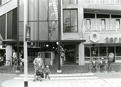 SP_STADHUISPASSAGE_002 Ingang van de Stadhuispassage, rechts de Ter Meulen; Augustus 1985