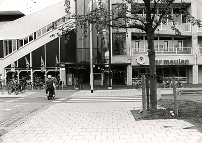 SP_STADHUISPASSAGE_003 Ingang van de Stadhuispassage, rechts de Ter Meulen; Augustus 1985