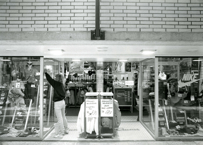SP_STADHUISPASSAGE_005 Winkelend publiek in de Stadhuispassage; Augustus 1985