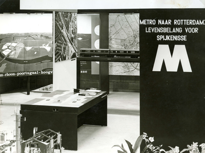 SP_STADSONTWIKKELING_1966_002 De Internationale Bouwdag in Spijkenisse in de hallen van de N.V. Nedalo: informatiestand ...