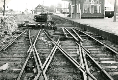 SP_STATIONSSTRAAT_039 Het verwijderen van de rails bij het voormalige tramstation; 19 november 1966