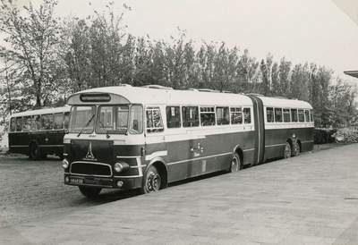 SP_STATIONSSTRAAT_055 Het busstation van de RTM, met een bus naar Rotterdam; 1967