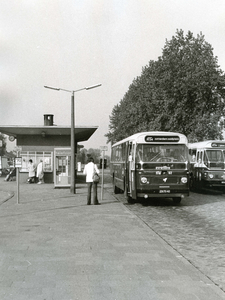 SP_STATIONSSTRAAT_056 Het busstation van de RTM, met een bus naar Rotterdam Zuidplein; 22 april 1974