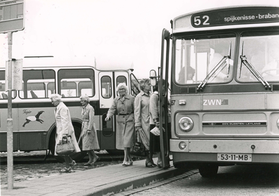 SP_STATIONSSTRAAT_058 Reizigers bij Bus 52 naar Spijkenisse Braband op het busstation van de ZWN; 1979