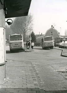 SP_STATIONSSTRAAT_059 Reizigers bij Bus 108 op het busstation van de ZWN; Maart 1984