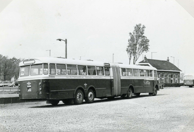 SP_STATIONSSTRAAT_060 Het busstation van de RTM: gelede RTM bus 1006 (Fazant); 14 mei 1967