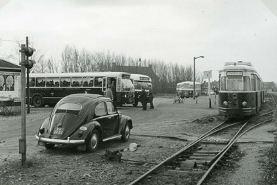 SP_TRAM_094 Het tramstation van Spijkenisse, waar de rails naar Oostvoorne al zijn verwijderd. Op de achtergrond de ...