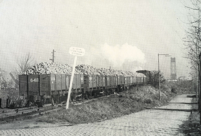 SP_TRAM_100 De tram met suikerbieten in de wagons rijdt richting de Spijkenisserbrug; ca. 1960