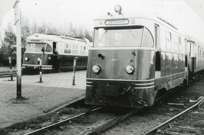 SP_TRAM_102 De RTM tram M1805 Meeuw en M1806 Scholekster op het station Spijkenisse; 2 november 1964