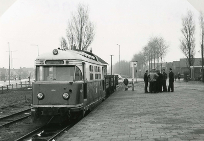 SP_TRAM_105 De RTM tram M1806 Bergeend als werktram voor sloopwerkzaamheden na opheffing van de tramlijn; 12 april 1966
