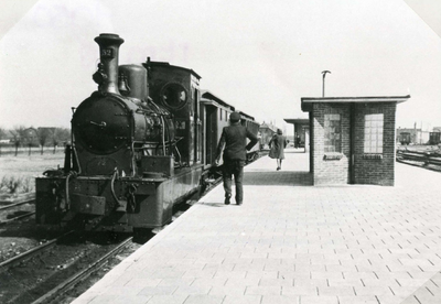 SP_TRAM_110 Het tramstation van Spijkenisse: Loc 52 naar Hellevoetsluis, met conducteur Verzijl; 7 april 1950