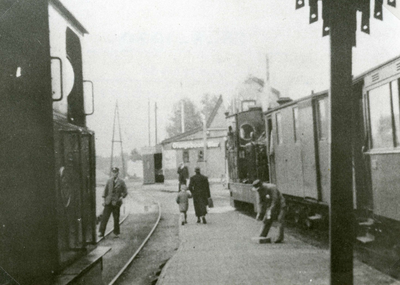 SP_TRAM_118 Het tramstation van Spijkenisse met de houten overkapping. Links de tram uit Oostvoorne (met Henschel ...