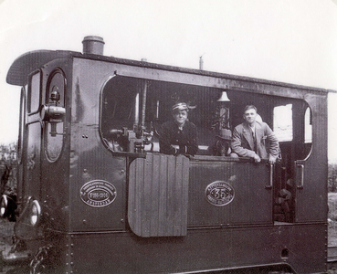 SP_TRAM_120 Loc 135 met machinist J. Koster; ca. 1928