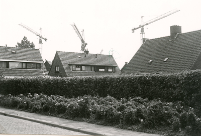 SP_VERMAATSTRAAT_001 Op de achtergrond de woningen langs de Vermaatstraat; ca. 1980