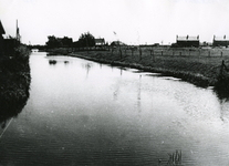 SP_VIERAMBACHTENBOEZEM_005 De Vierambachtenboezem met op de achtergrond de Kerkweg (Karel Doormanstraat); 1953