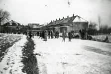 SP_VIERAMBACHTENBOEZEM_019 IJspret op de Vierambachtenboezem. Rechts de openbare lagere school aan het Vredehofstraat; 1929