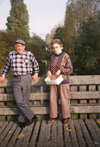SP_VIERAMBACHTENBOEZEM_022 Eendjes voeren door het echtpaar Ruth v/d Wetering en Jana Kweekel; 1989