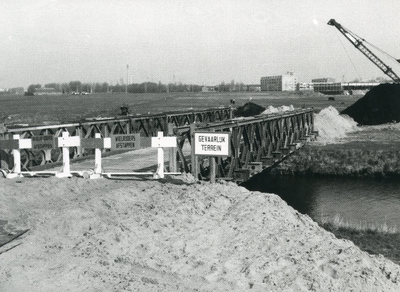 SP_VIERAMBACHTENBOEZEM_030 Een baileybrug over de Vierambachtenboezem; 1981