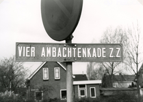 SP_VIERAMBACHTENKADE_008 Straatnaambord van de Vierambachtenkade, op de achtergrond het huis van Gerrit Verheij; 1988