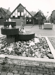 SP_VLINDERVEEN_028 Fontein voor het wijkcentrum en sportcentrum Waterland; 1980