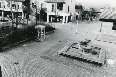 SP_VLINDERVEEN_055 Fontein en telefooncel op het plein voor het wijkcentrum en sportcentrum Waterland; 1980
