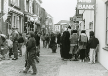SP_VOORSTRAAT_130 Sinterklaas met zwarte pieten in de Voorstraat; 29 november 1986