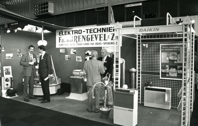 SP_VOORSTRAAT_158 De stand van Elektrotechniek Fa. Korengevel & zn. op een beurs; ca. 1985