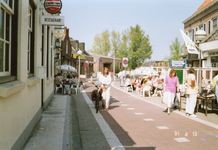 SP_VOORSTRAAT_164 Terras en fietspad in de Voorstraat; April 1991
