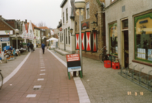SP_VOORSTRAAT_165 Terras en fietspad in de Voorstraat; April 1991