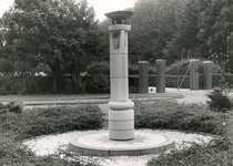 SP_VREDEHOFSTRAAT_012 Het monument voor de gevallenen van het Vredehofplein bij de ingang van de begraafplaats; ca. 1965