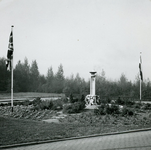 SP_VREDEHOFSTRAAT_013 Het monument voor de gevallenen van het Vredehofplein bij de ingang van de begraafplaats; 1960