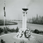 SP_VREDEHOFSTRAAT_014 Het monument voor de gevallenen van het Vredehofplein bij de ingang van de begraafplaats; 1960