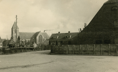 SP_VREDEHOFSTRAAT_019 Kijkje op de Vredehofstraat, met links de kerk en rechts de schuur van Jacob Zevenbergen; 1952