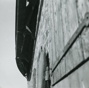 SP_VREDEHOFSTRAAT_029 Details van het hang en sluitwerk op de deuren van de schuur van Jacob Zevenbergen; 1957