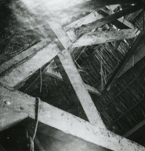 SP_VREDEHOFSTRAAT_031 Details van de houten balken in de dakconstructie in de schuur van Jacob Zevenbergen; 1957
