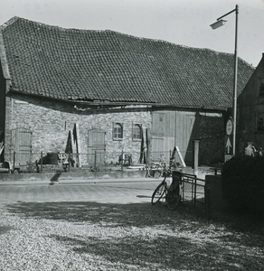 SP_VREDEHOFSTRAAT_032 De schuur van Jacob Zevenbergen, het dak staat op instorten; 1957
