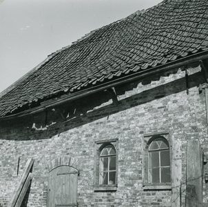 SP_VREDEHOFSTRAAT_034 De schuur van Jacob Zevenbergen, het dak staat op instorten; 1957
