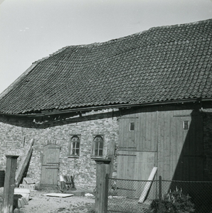 SP_VREDEHOFSTRAAT_035 De schuur van Jacob Zevenbergen, het dak staat op instorten; 1957