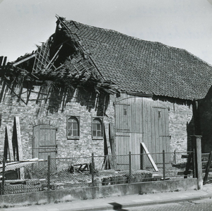SP_VREDEHOFSTRAAT_036 De schuur van Jacob Zevenbergen, het dak is ingestort; 1957