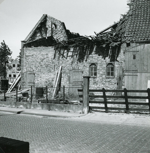SP_VREDEHOFSTRAAT_037 De schuur van Jacob Zevenbergen, het dak is ingestort; 1957
