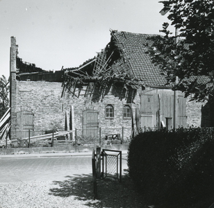 SP_VREDEHOFSTRAAT_038 De schuur van Jacob Zevenbergen, het dak is ingestort; 1957