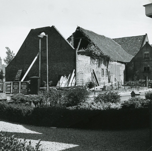 SP_VREDEHOFSTRAAT_039 De schuur van Jacob Zevenbergen, het dak is ingestort; 1957