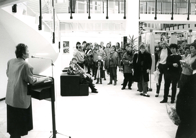 SP_VROUWENEMANCIPATIE_001 Opening van een expositie in het gemeentehuis over emancipatie; 1987